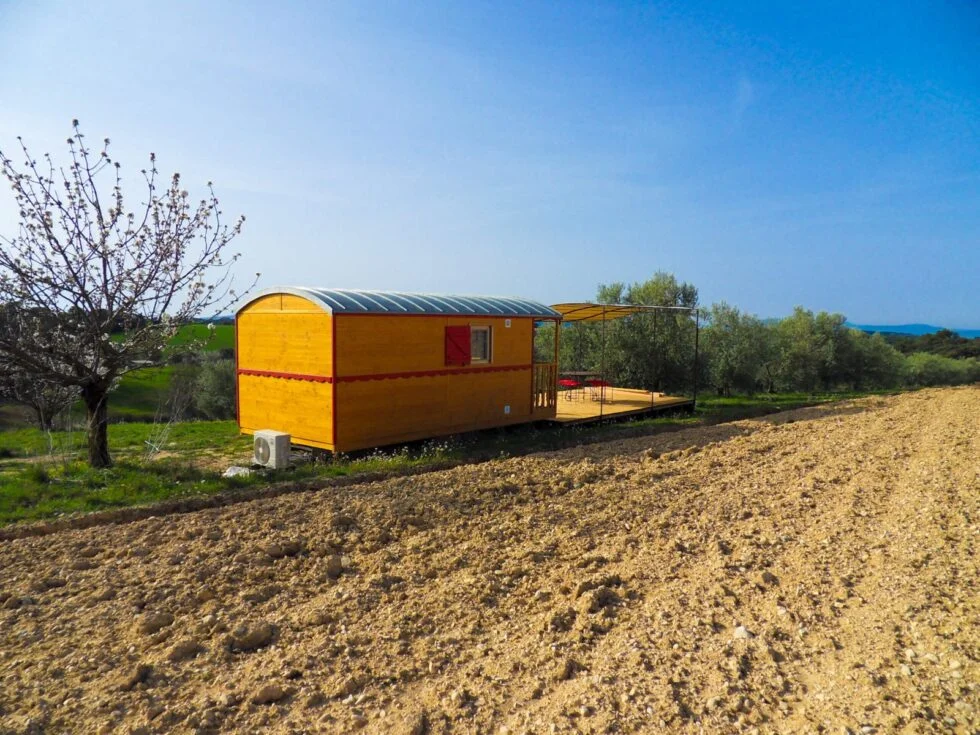 Campagne provençale autour de la roulotte, près des champs de lavande