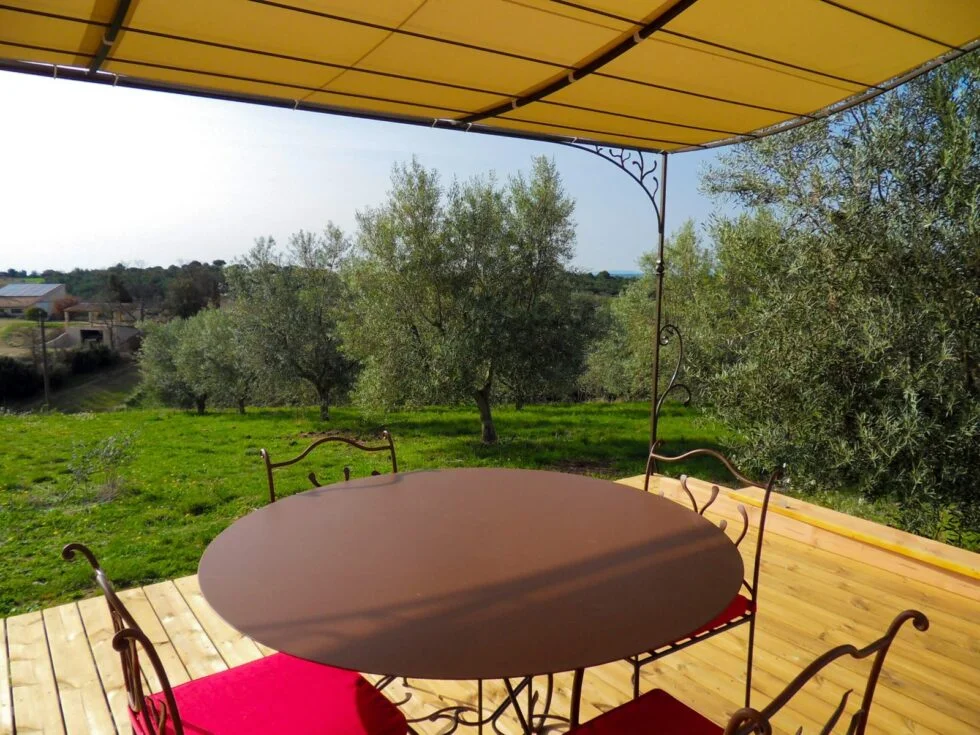 Terrasse privative en bois de la roulotte avec mobilier de jardin