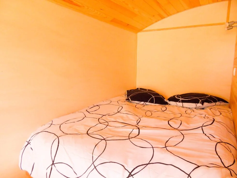 Espace nuit avec lit 140 dans la roulotte pour couple