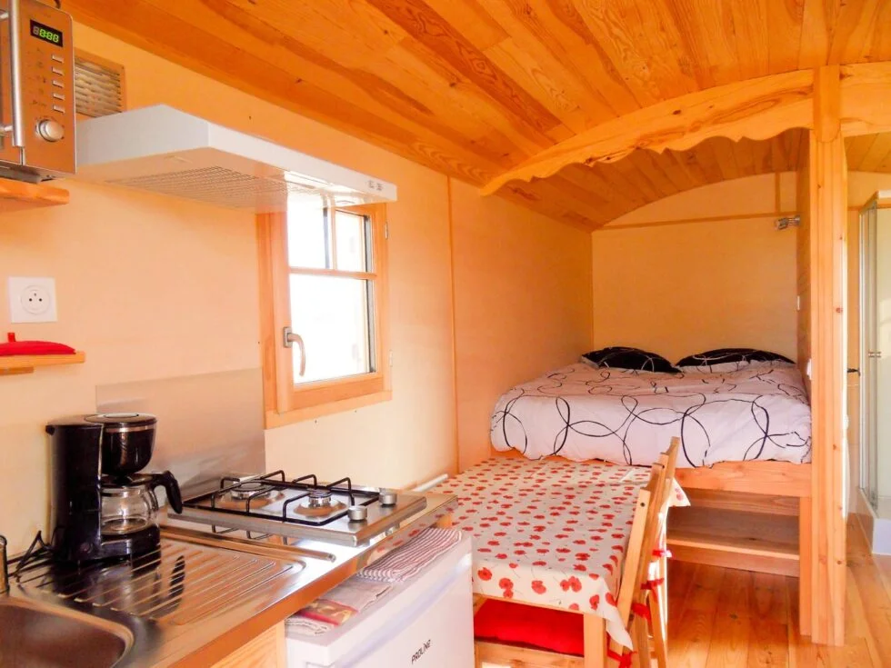 Intérieur tout en bois de la roulotte de l'Oliveraie