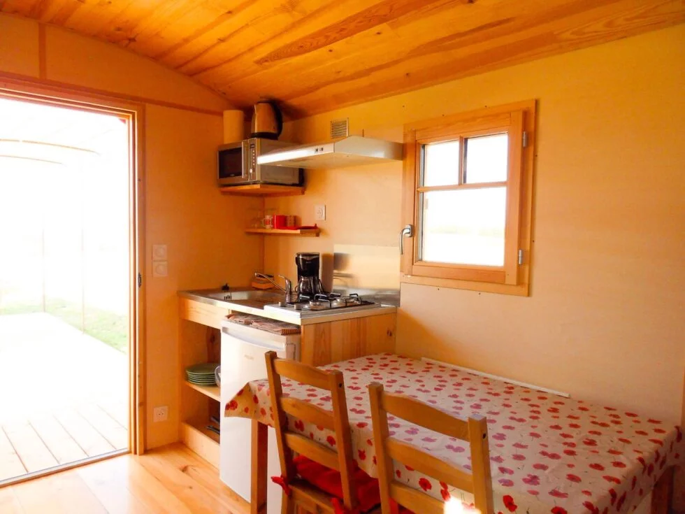 Kitchenette équipée et coin repas de la roulotte